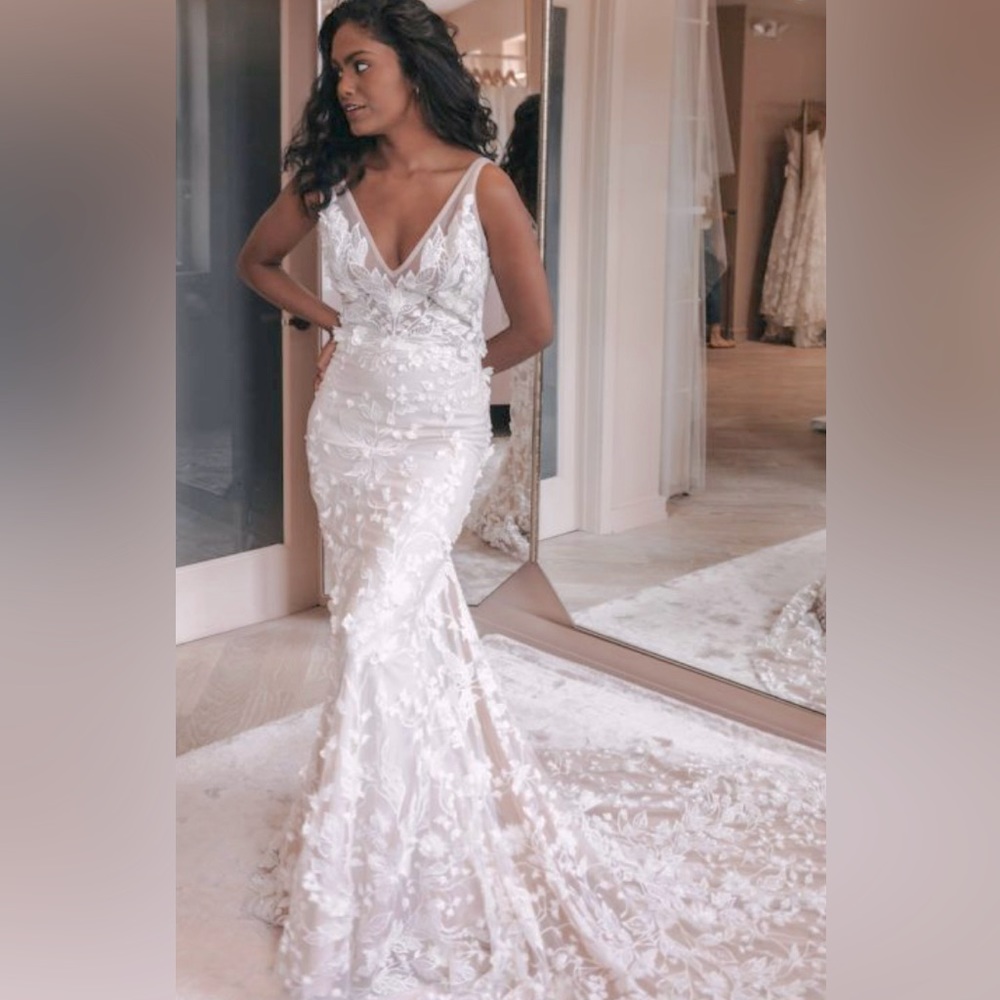 Bridess backless wedding gown